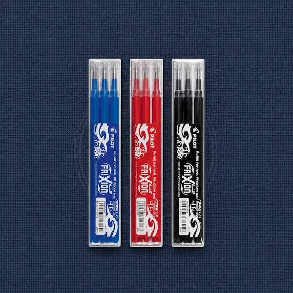 Recambios Pilot Frixion Ball 0,7 mm en negro, azul y rojo sobre fondo azul Avalon Mercería.