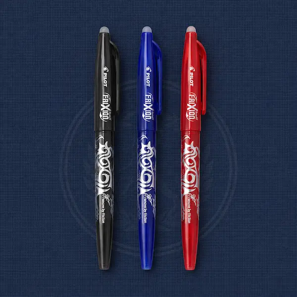 Bolígrafos Pilot Frixion Ball borrables en negro, azul y rojo sobre fondo azul Avalon Mercería.